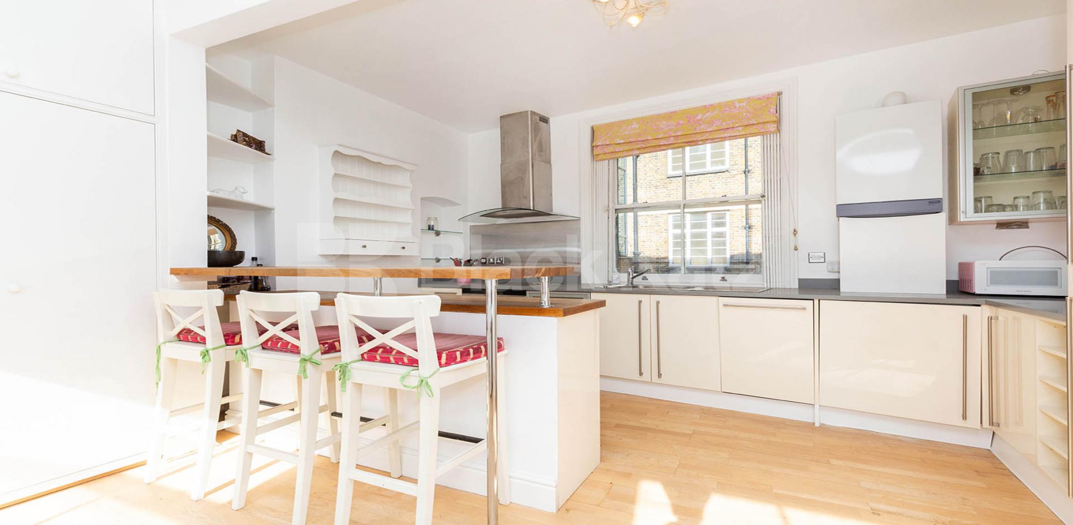 			SPLIT OVER 3 FLOORS, 2 Bedroom, 1 bath, 1 reception Maisonette			 Baron Street, ANGEL N1